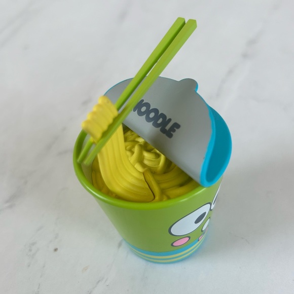KIDROBOT • Hello Sanrio Keroppi Collectible Vinyl Ramen Noodle Figurine - Picture 2 of 5